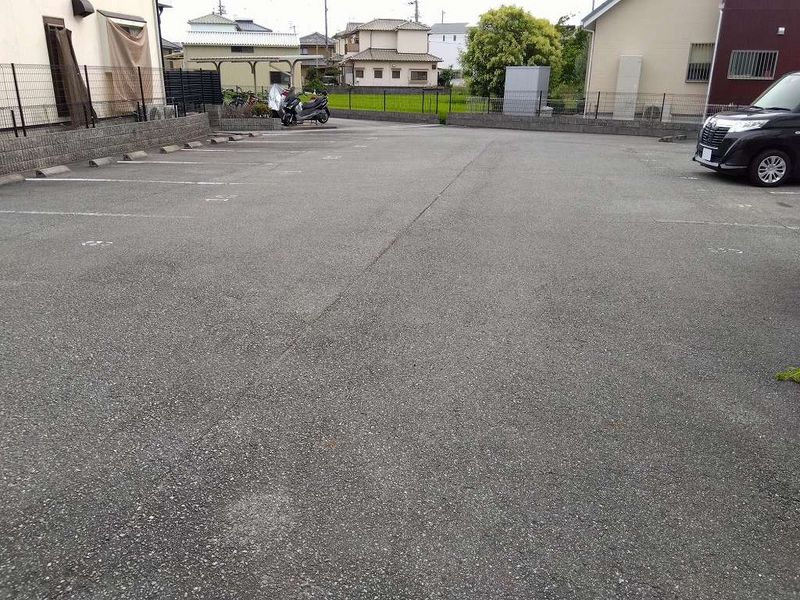 レオパレスハピネス１８ 駐車場