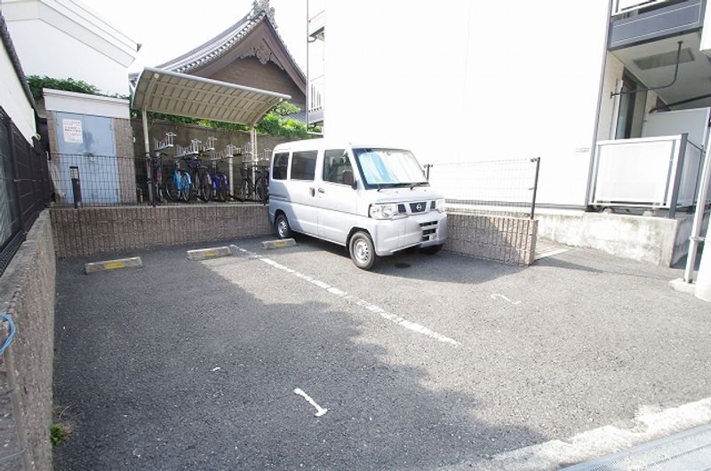 レオパレスホーマルハウト 駐車場