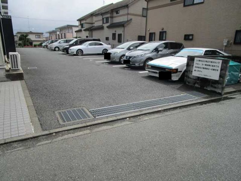 レオパレスひだまり 駐車場