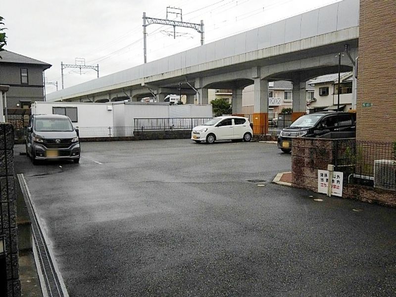 レオパレスアドバンテージ明石 駐車場