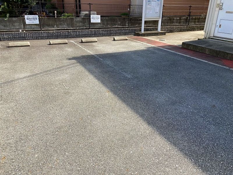 レオパレスシャルマンドミール 駐車場