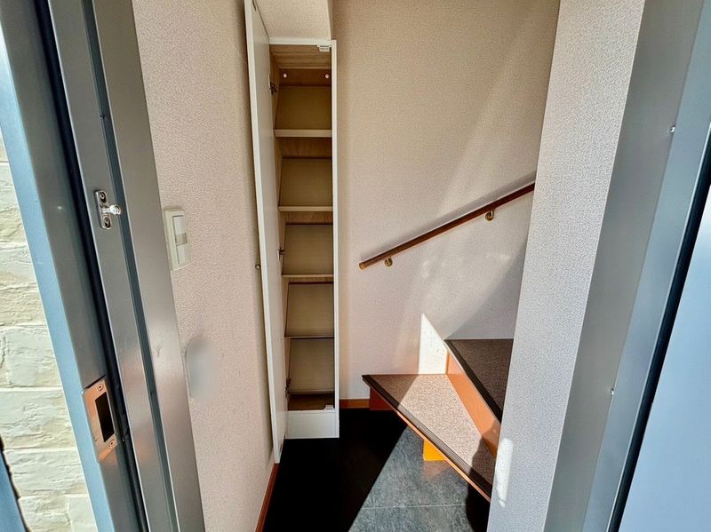 レオパレス実の留 玄関