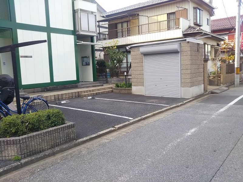 レオパレスベルポート 駐車場