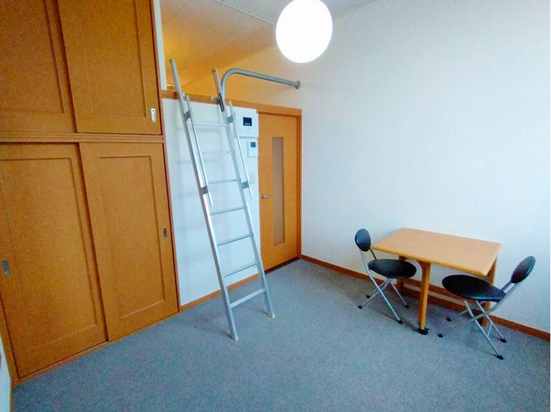 レオパレスラ・ポール 居間