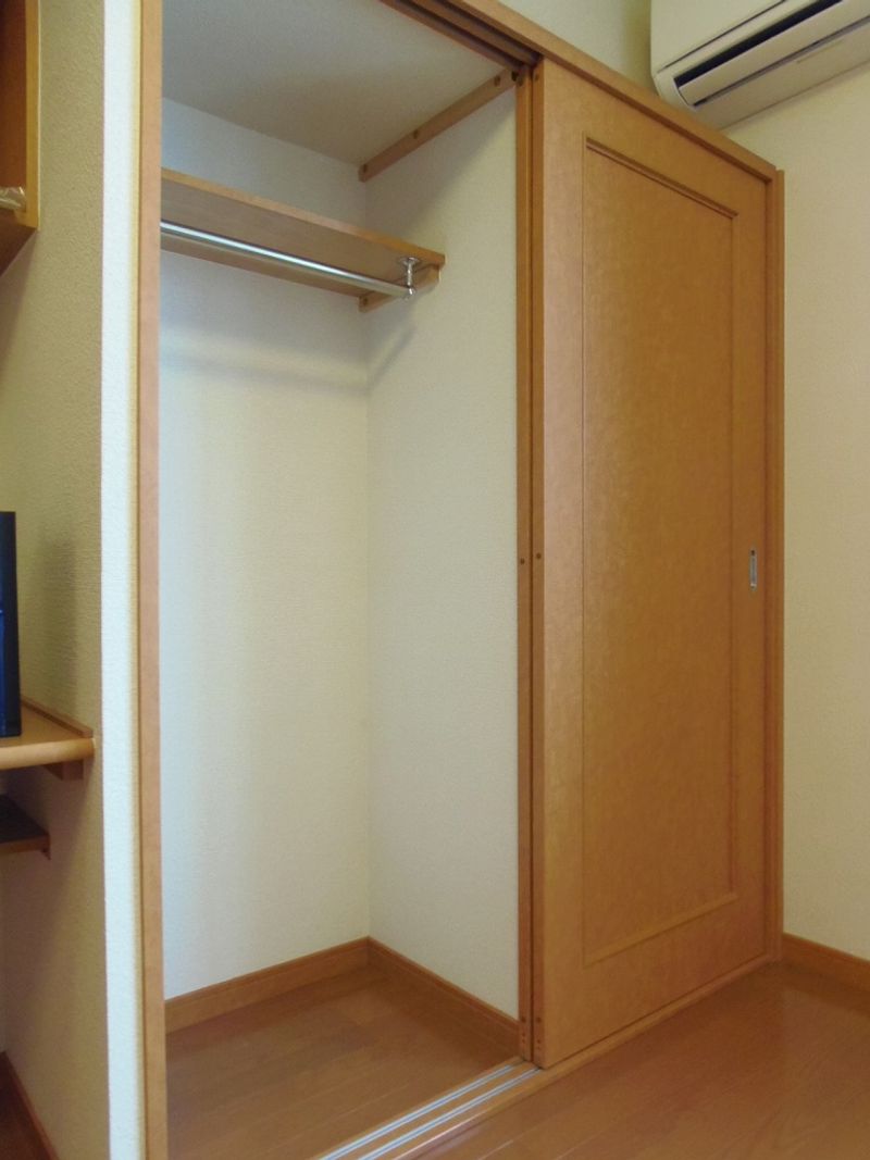 レオパレスラ　プランタン 収納