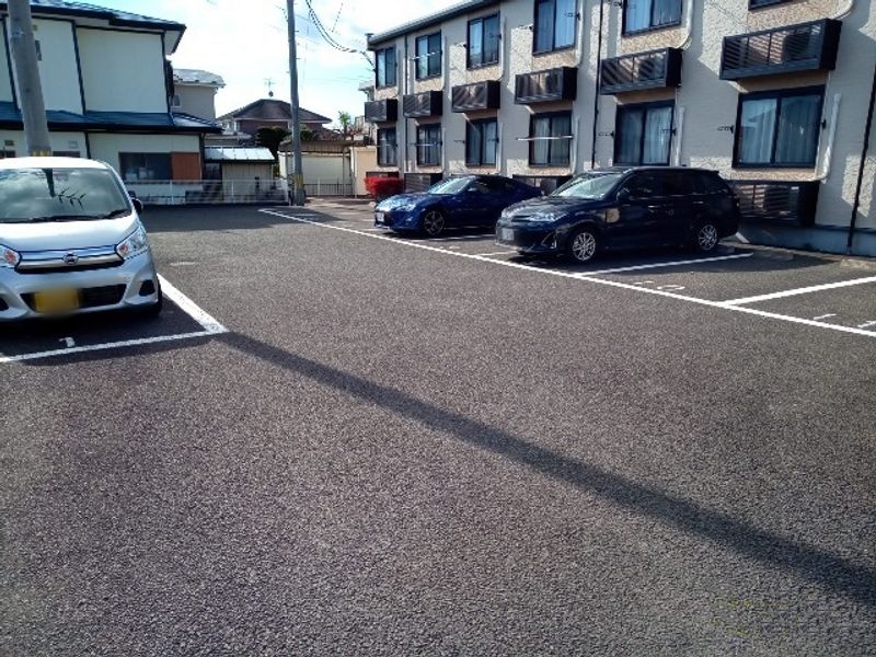 レオパレスヒメル名取 駐車場