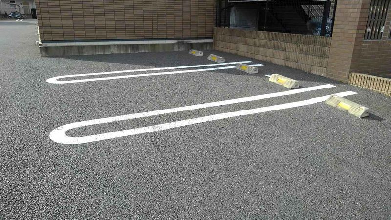 レオパレスマシェリ 駐車場