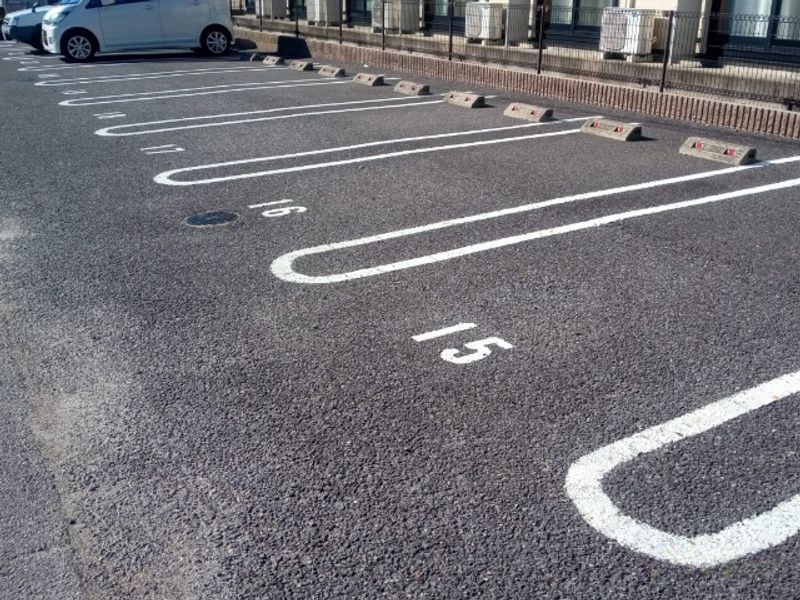 レオパレスひそこＢ 駐車場