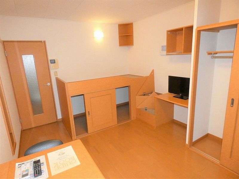 レオパレスイナミタウン 居間