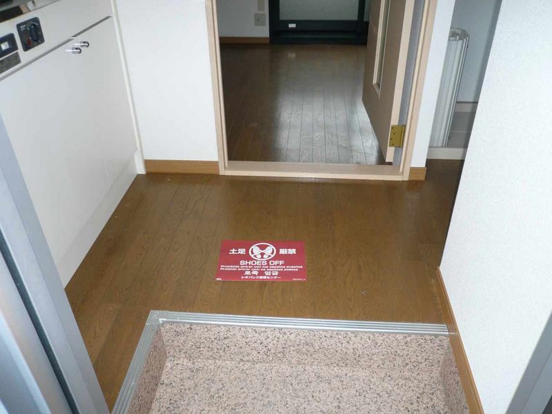 レオパレスカサベルデ 玄関