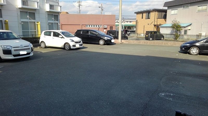 レオパレスＣＬＯＶＥＲ　ＨＩＬＬＳ 駐車場