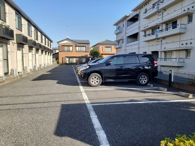 レオパレスレヴ　メゾン 駐車場