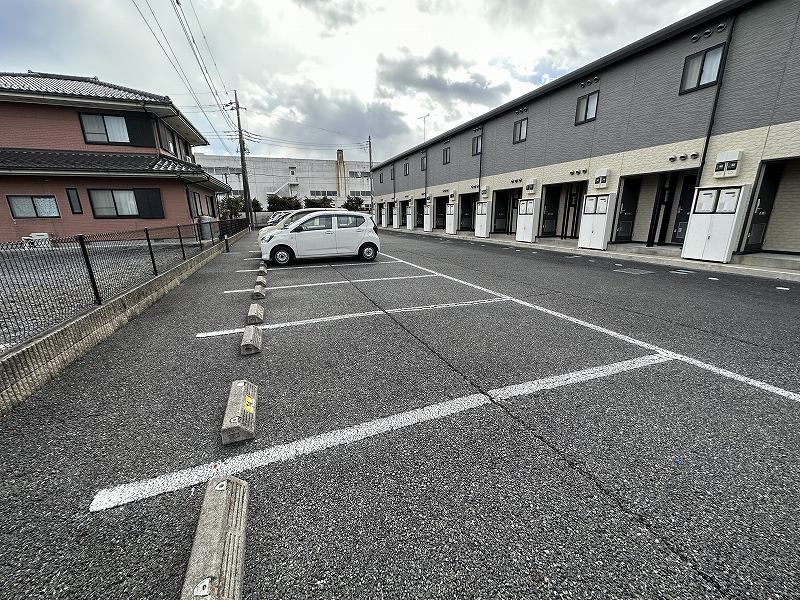 レオパレスパレスマンションⅤ 駐車場