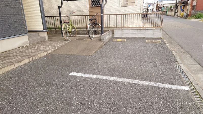 レオパレスけやき通りハイツ 駐車場
