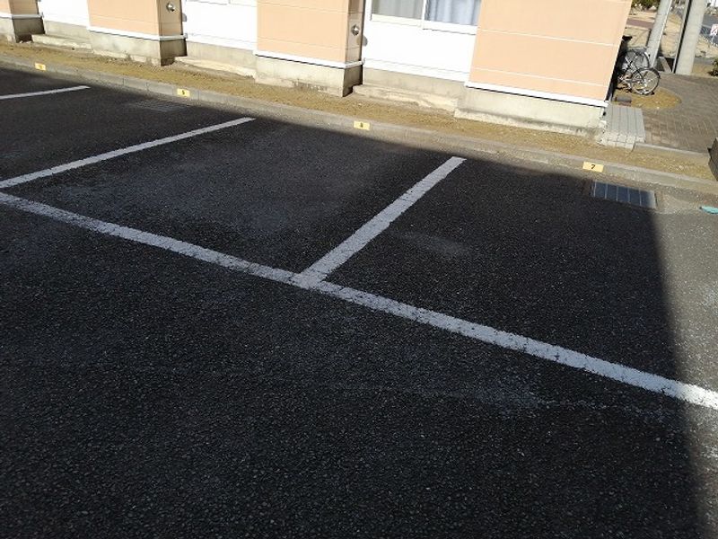 レオパレスグレイスＩ 駐車場