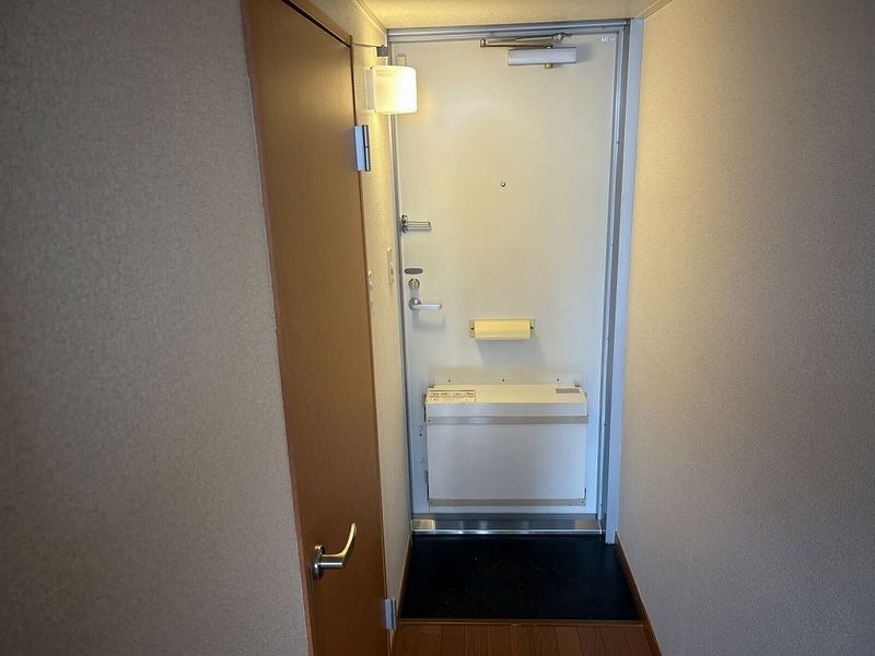 レオパレスあかね 玄関
