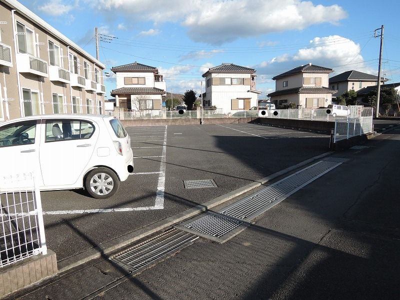 レオパレス桜川 駐車場