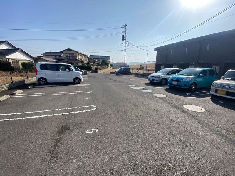 LEONEXT Kasade Esperanza Parking lot