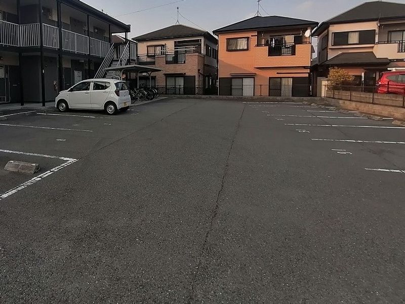 レオパレスグランドソレーユ鵤 駐車場