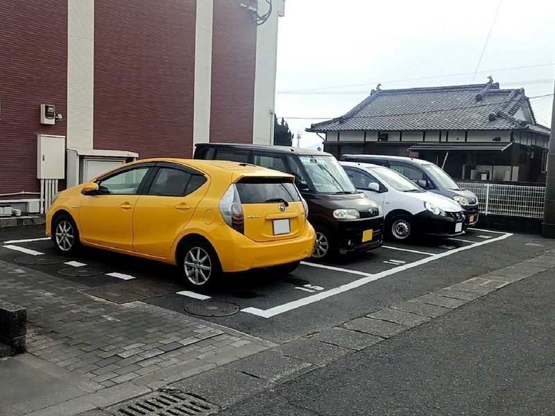 LEONEXT G Maisonnette Parking lot