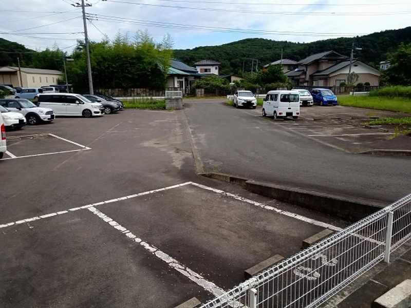レオパレス宮城郷 駐車場
