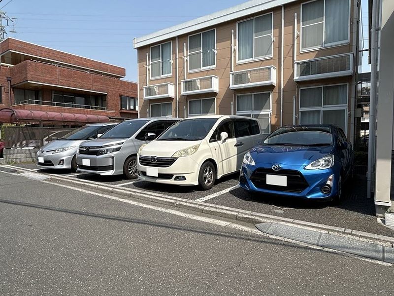 レオパレスＲＥＤ　ＷＡＶＥ 駐車場