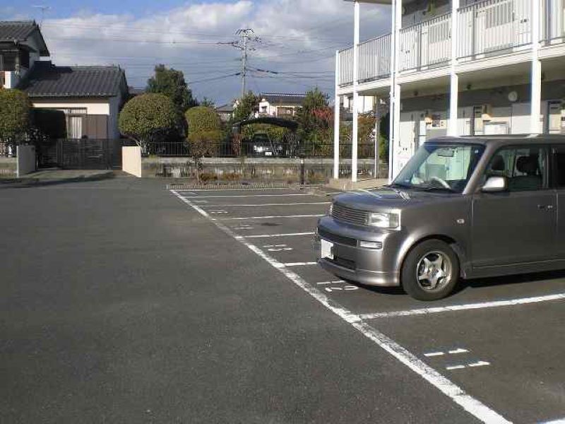 レオパレス小郡南 駐車場