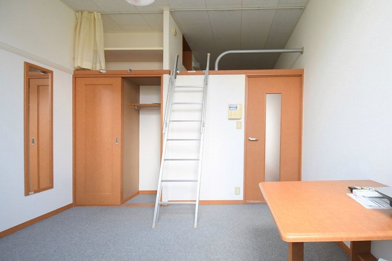 レオパレスファーストステップ 居間