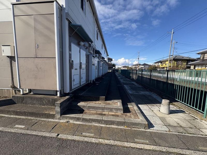 レオパレスアゼリア エントランス