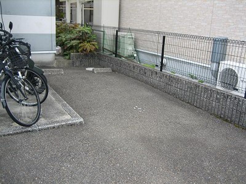 レオパレスチャルム 駐車場