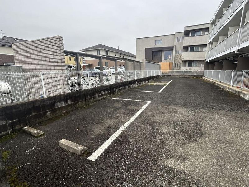 レオパレスＶ 駐車場