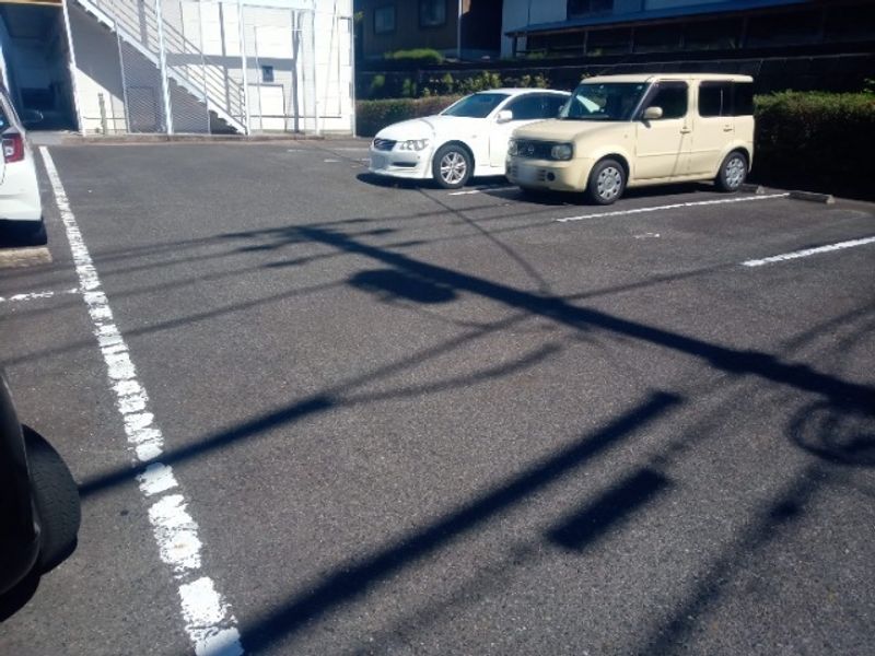 レオパレスＫＯＺＡＫＡ 駐車場