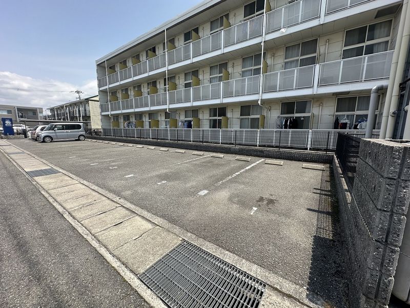 レオパレスフルール竹ノ下 駐車場