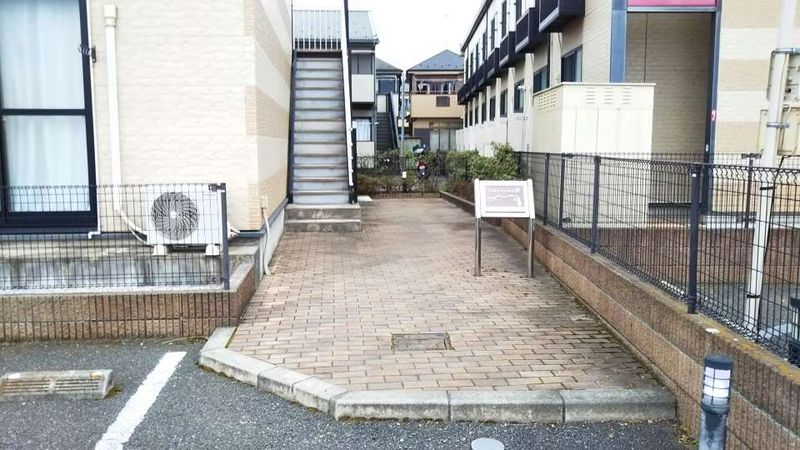 レオパレスラフィネ エントランス