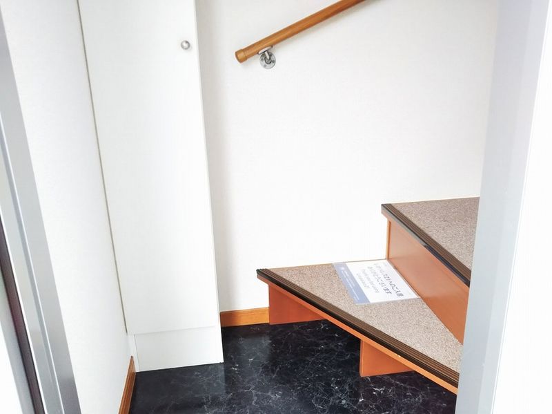 レオパレスＦｉｏｒｉｔｏ 玄関