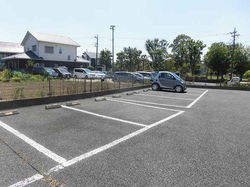 レオパレスサカサガワ 駐車場