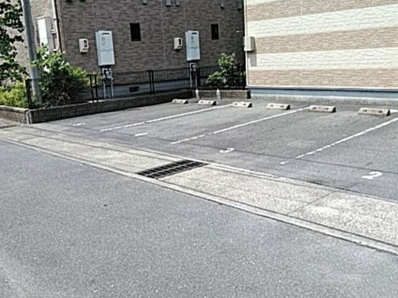 レオパレスコンフォート吉良 駐車場