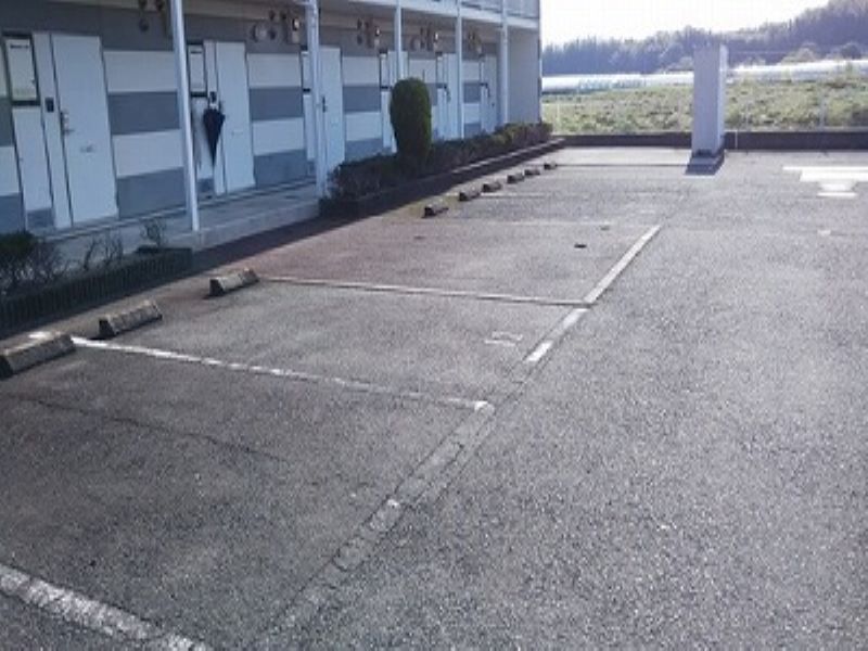 レオパレスわかみや 駐車場