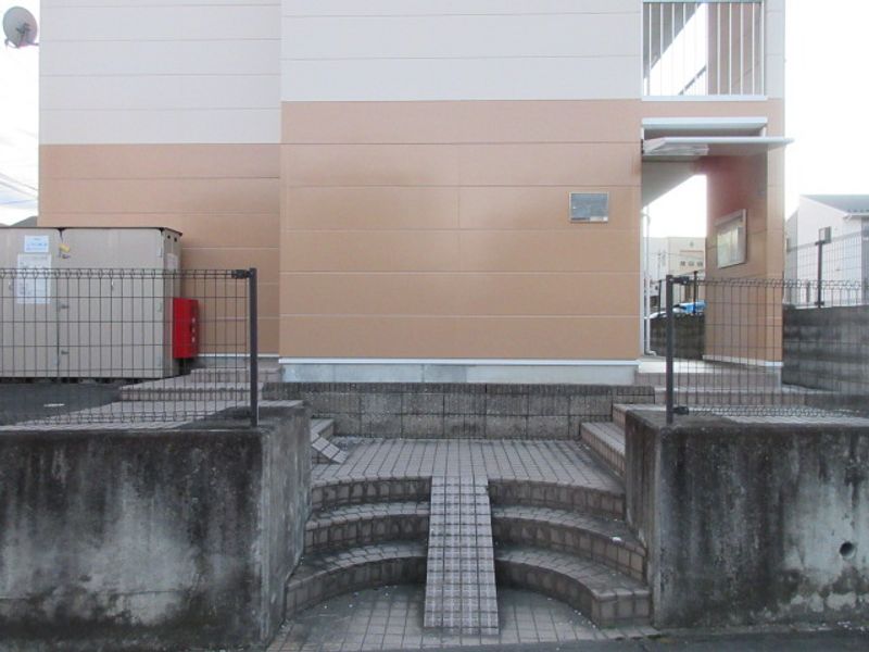 レオパレスα エントランス