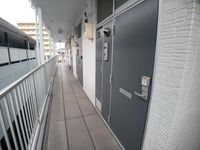 レオパレスサントラピーノ 玄関