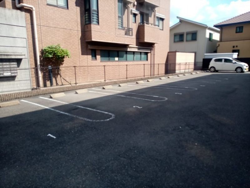レオパレスカトレア 駐車場