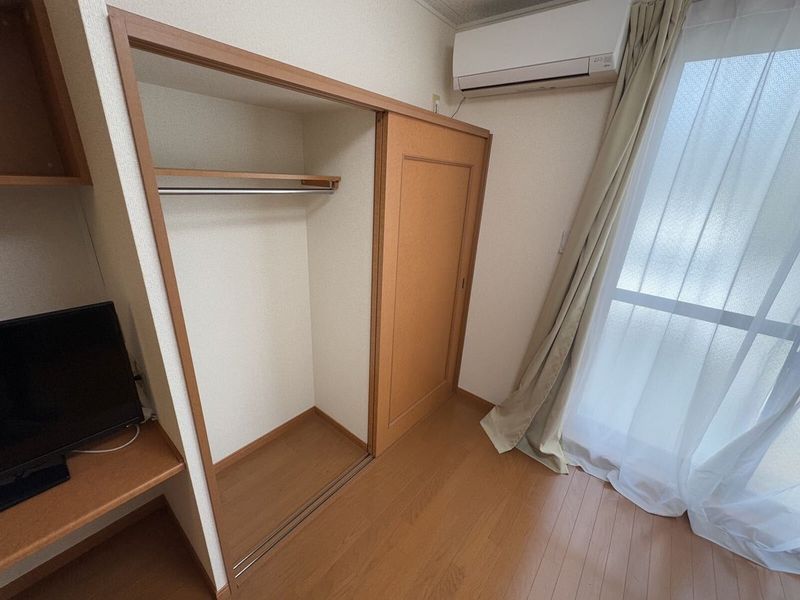 レオパレスラ　レザン 収納