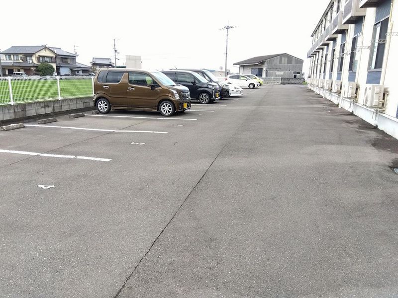 レオネクストグランデ　セコンド 駐車場