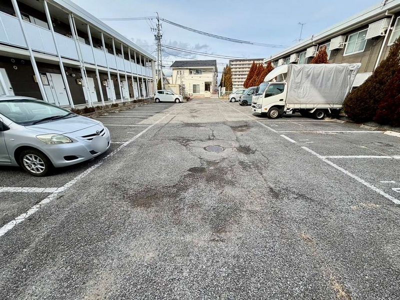 レオパレスブリッシュ西原 駐車場