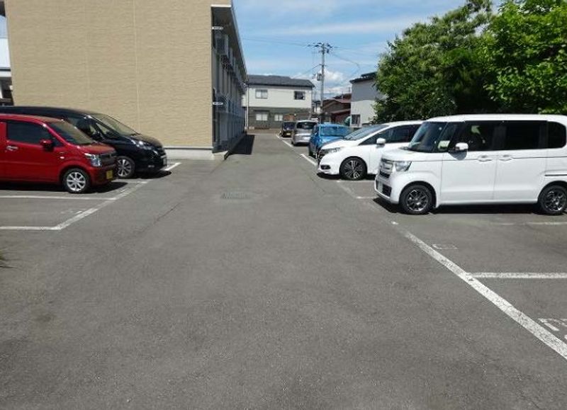 レオパレスオレンジヒルズ 駐車場