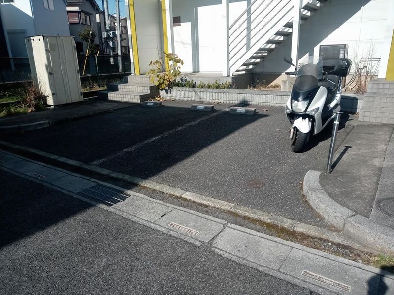 レオパレスファーレ 駐車場