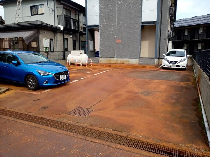 レオパレスセーヌ 駐車場