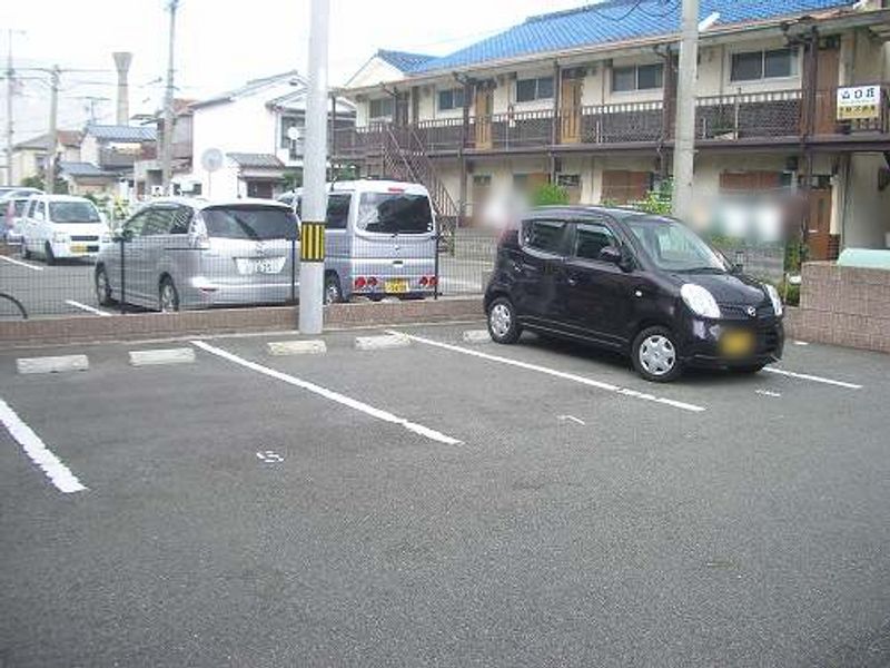 レオパレスアゼリアⅠ 駐車場