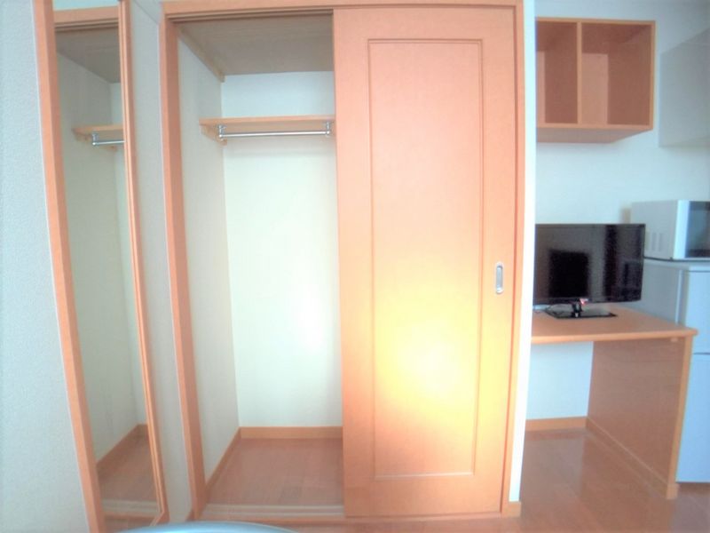 レオパレス南万代 収納