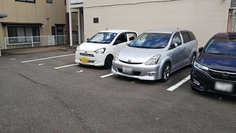 レオパレスかめりあ２御経塚 駐車場